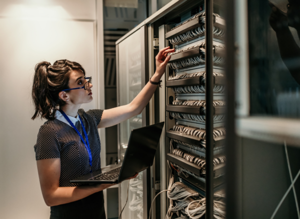 Business professionals working with a Managed IT Service Provider in Dubai to improve IT infrastructure, cybersecurity, cloud services, and business IT support.