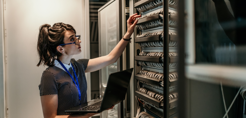 Business professionals working with a Managed IT Service Provider in Dubai to improve IT infrastructure, cybersecurity, cloud services, and business IT support.